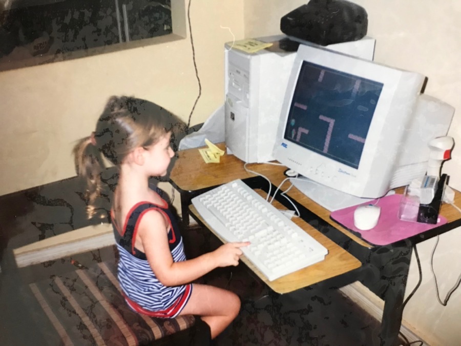 Luise quando criança usando um computador antigo